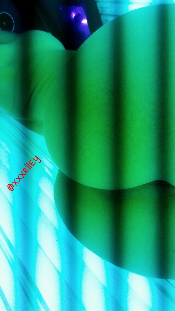 Riley Steele, Selfpic, Selfshot, Selfie, Ass, Butt, Booty, Pussy, Vagina, Solarium, Ultraviolet