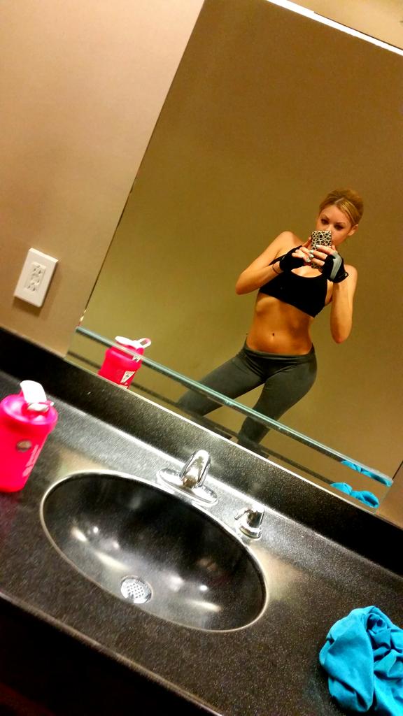 Riley Steele, Selfpic, Selfshot, Selfie, Mirror, Gym, Sexy, Black, Bra, Sport